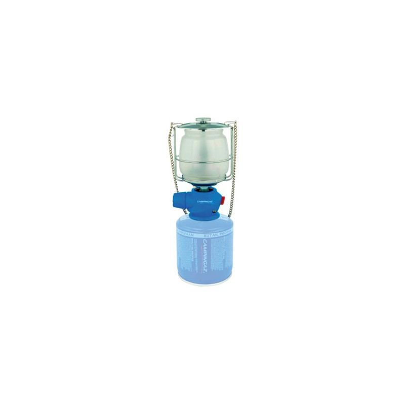 Ilumina tus aventuras con la Lámpara de Gas CAMPINGAZ Lumostar Plus PZ. Esta linterna ligera y fiable ofrece una iluminación brillante y constante de 80 vatios, perfecta para cualquier entorno exterior. Con encendido piezoeléctrico instantáneo para un funcionamiento sin cerillas y una conexión Easy Clic® para un acoplamiento seguro del cartucho, es increíblemente fácil de usar. Ajusta el brillo fácilmente con el mando ergonómico. Su diseño duradero incluye una protección para el globo y una cabeza desmontable para cambios sencillos de mechas. El asa de colgar integrada proporciona una colocación versátil y la bolsa de transporte incluida garantiza portabilidad y protección. Disfruta de 12 horas con un cartucho CV470 Plus